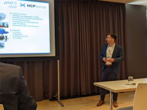 Ein Photo von HCP Sense Mitgründer, der eine Präsentation über die Funktionalität von HCP Sense Sensorik auf dem Dresdner Maschinenelemente Kolloquium hält