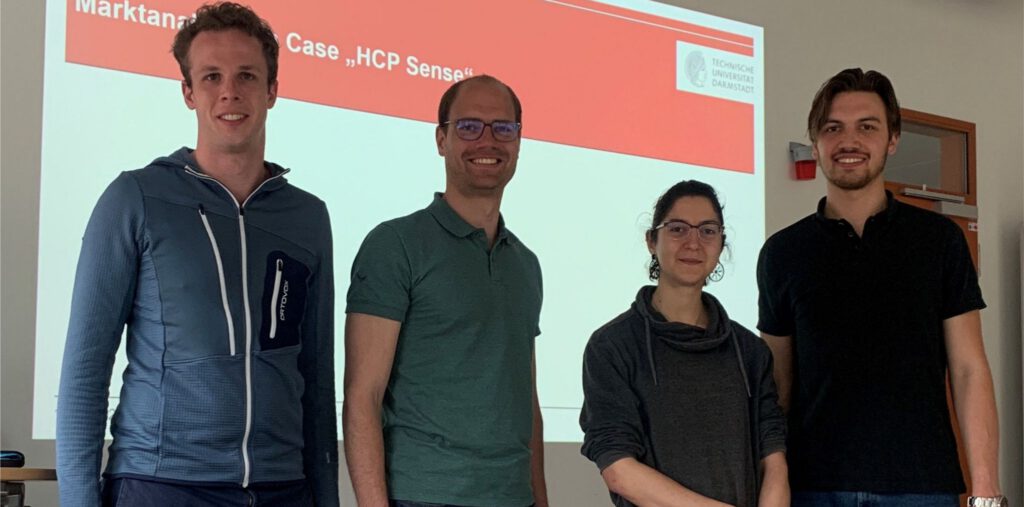 EIn Photo von HCP Sense Team mit einem Bachelor Student, der seine Bachelorthesis bei HCP Sense geschrieben hat