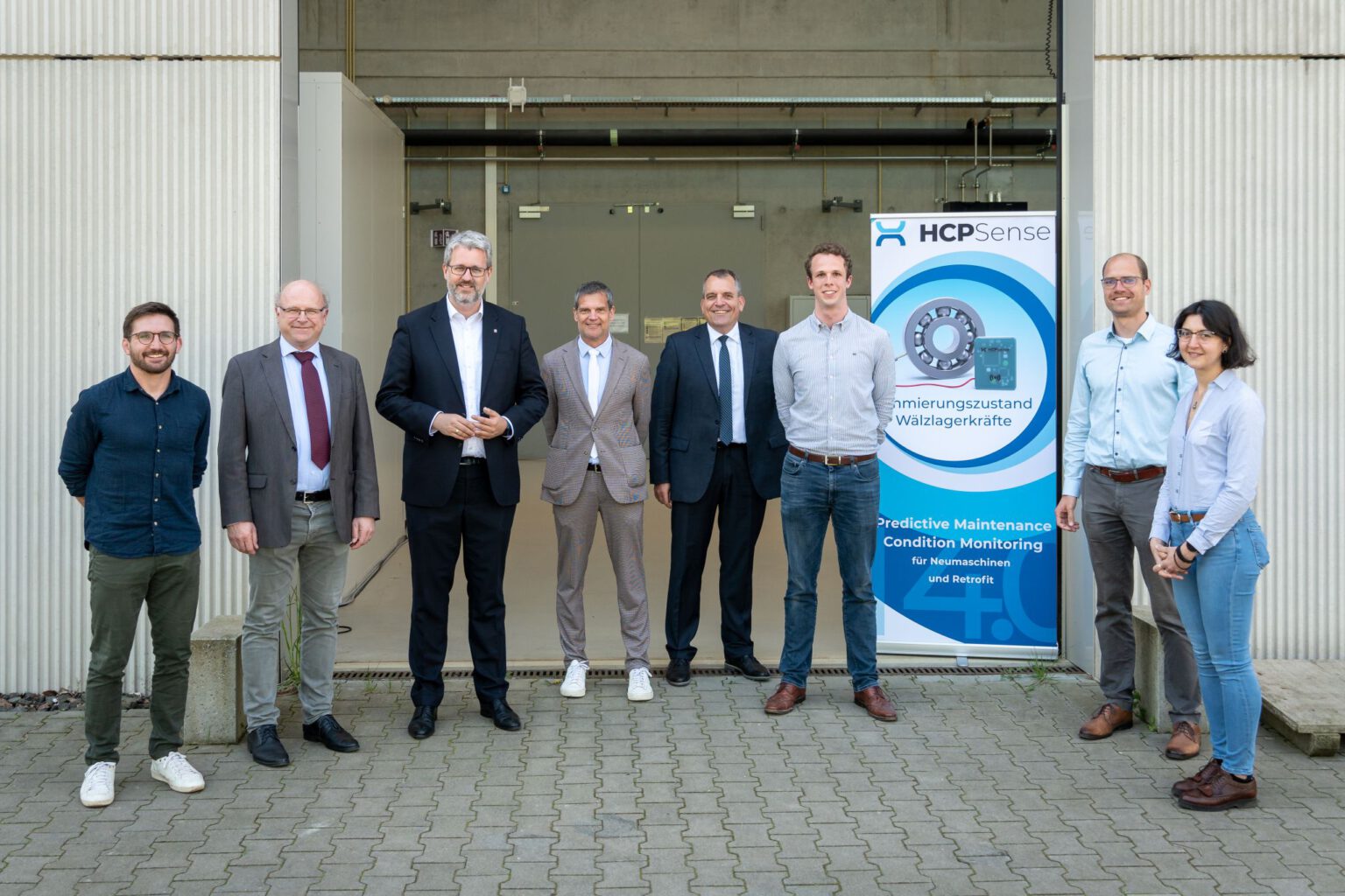Ein Photo von HCP Sense Team und dem CIO des Landes Hessen Patrick Burghardt vor HCP Sense Produktionshalle