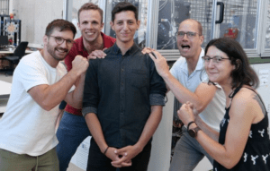 Ein Photo von HCP Sense Team das sich über ein neues Mitglied freut