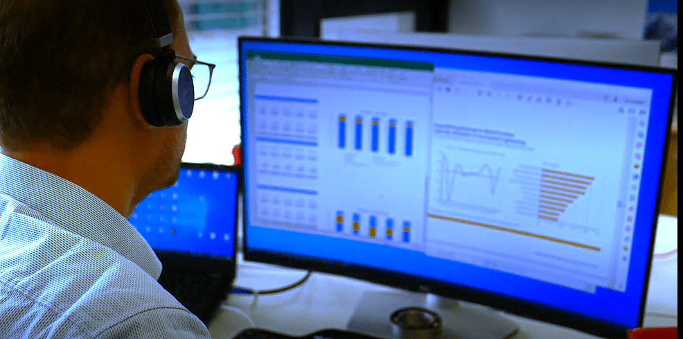 Ein Photo von HCP Sense Mitarbeiter, der die Daten, die durch das Messbox von dem HCP Sensor erhalten worden sind, analysiert