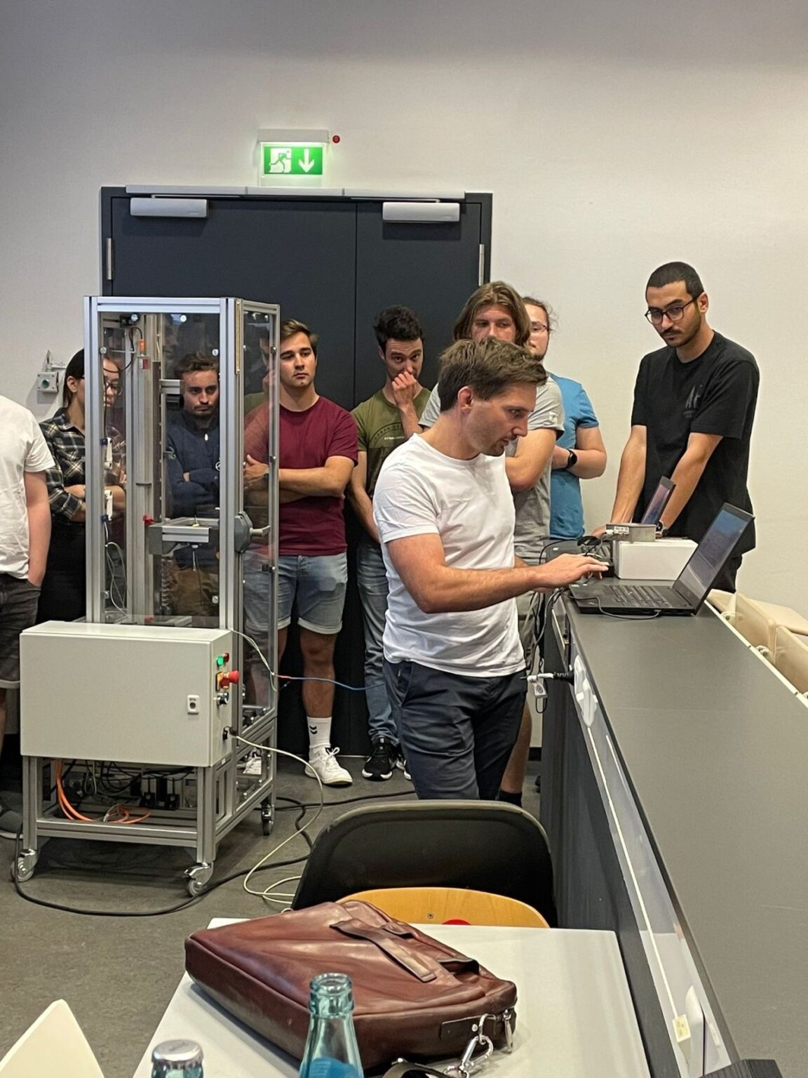 EIn Photo von HCP Sense Mitgründer der vor Studenten seine Expertise in Wälzlagern demonstriert