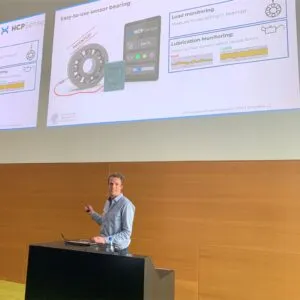 Ein Photo von HCP Sense Mitgründer als Gastdozent an der TU Darmstadt, der eine Präsentation über die Technologie hinter HCP Sense Sensorik hält