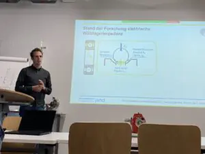 Ein Photo von HCP Sense Mitgründer beim Präsentation vorstellen, der als Gastdozent an der TU Darmstadt eingeladen war