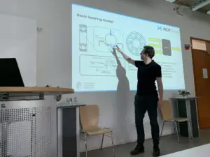 HCP Sense Mitgründer eklärt in einer Präsentation wie HCP Sensor die elektrische Impedanz in Lagern und insbesondere in Wälzlagern messen kann