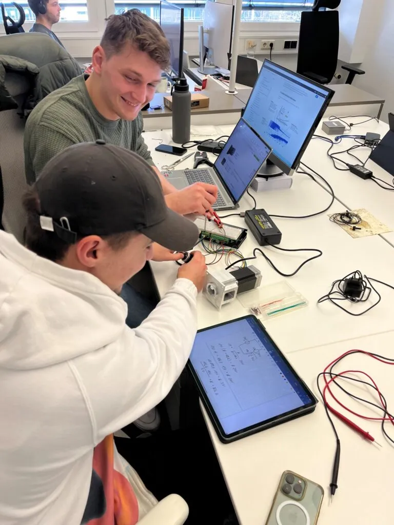 Ein Bild von HCP Sense Team Mitgliedern die an dem Sensor Demonstrator arbeiten