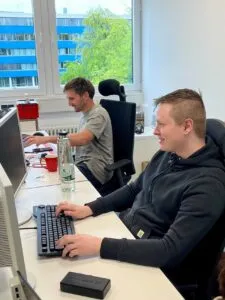 Ein Photo von dem neuen HCP Sense Mitarbeiter in dem Büro in Darmstadt